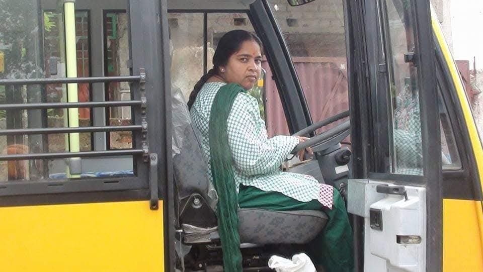 🌸 हजारीबाग की नंदिनी चक्रवर्ती: जब संस्कृत शिक्षिका ने थाम ली बस की स्टेयरिंग, बन गईं बच्चों की ‘सुरक्षा माँ’