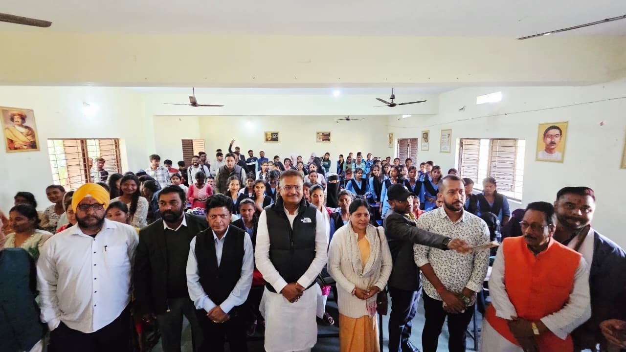 सांसद मनीष जायसवाल ने चितरपुर कॉलेज में ‘बियॉन्ड बुक्स मॉडल लाइब्रेरी’ का किया उद्घाटन