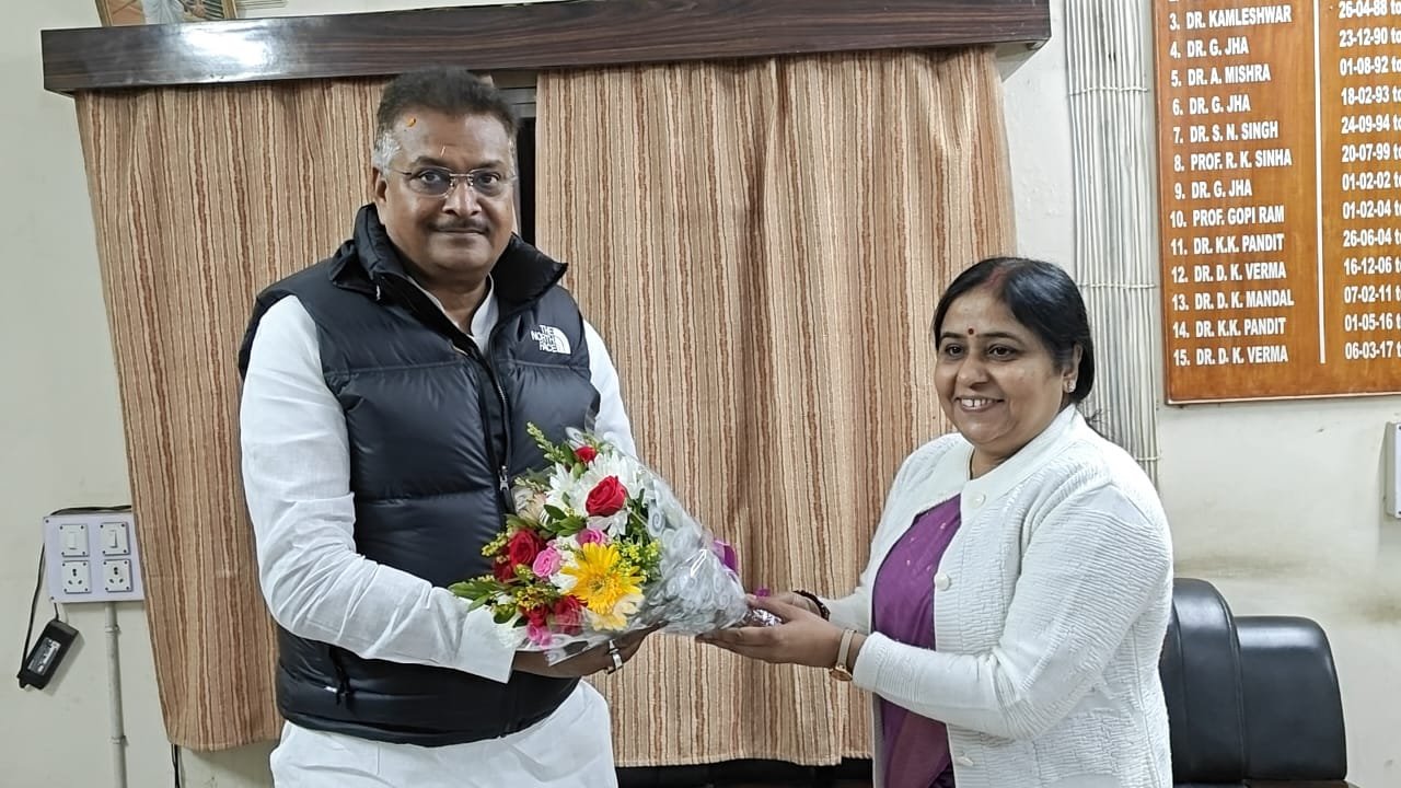 रामगढ़ कॉलेज के विकास पर सांसद मनीष जायसवाल और प्राचार्या डॉ. रत्ना पांडेय के बीच सार्थक चर्चा