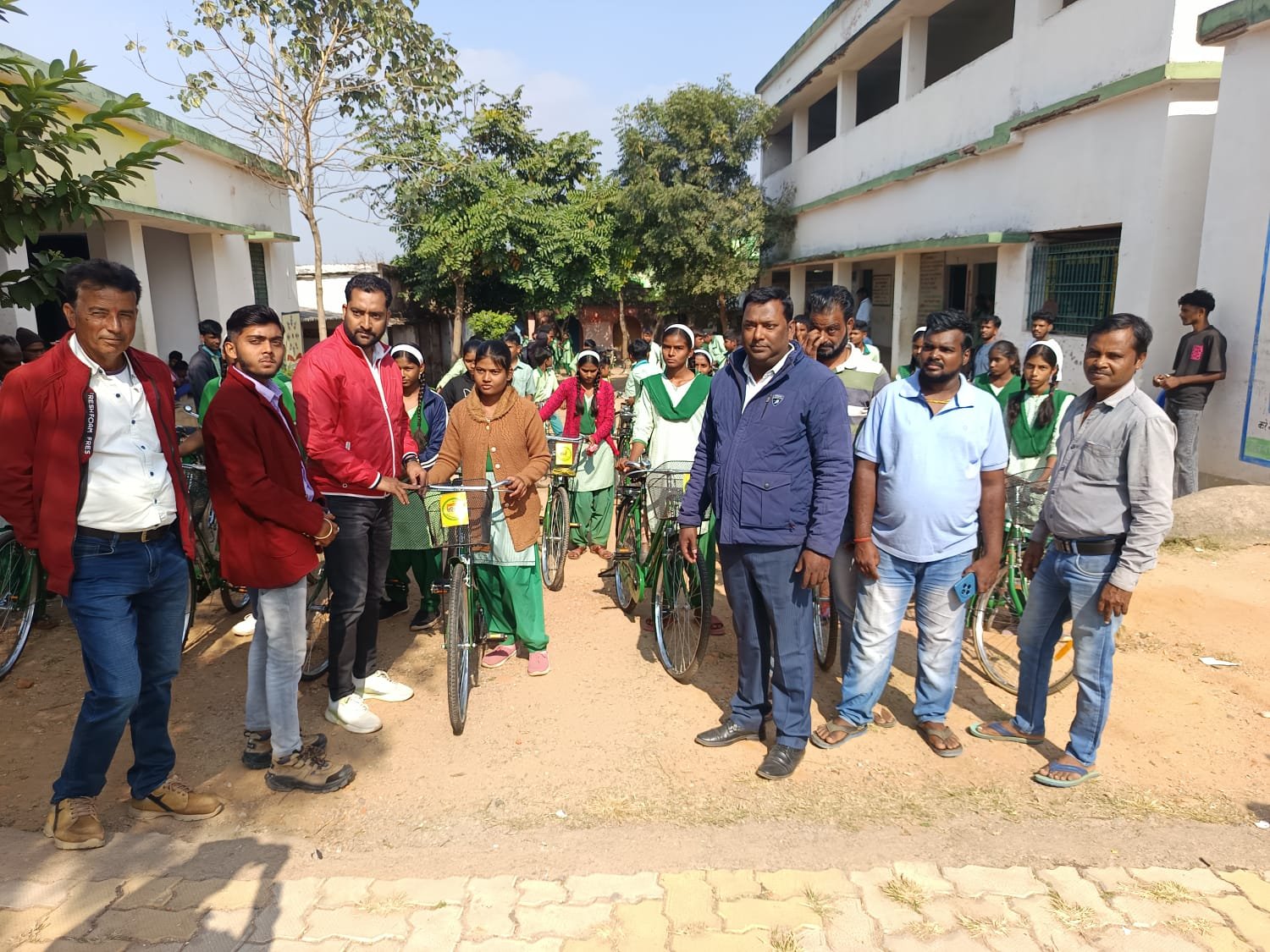 118 बच्चों को मिली नई उड़ान: पुनाई, जरगा और बसरिया विद्यालय में साइकिल वितरण का भव्य आयोजन