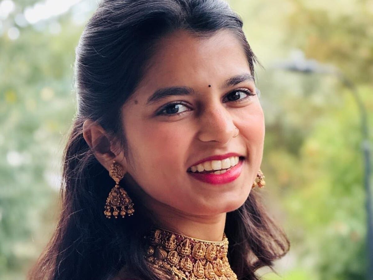 🎵 “मिट्टी की सुरीली आवाज़” — मैथिली ठाकुर : लोक संस्कृति से रियलिटी शो तक, अब राजनीति में नया अध्याय