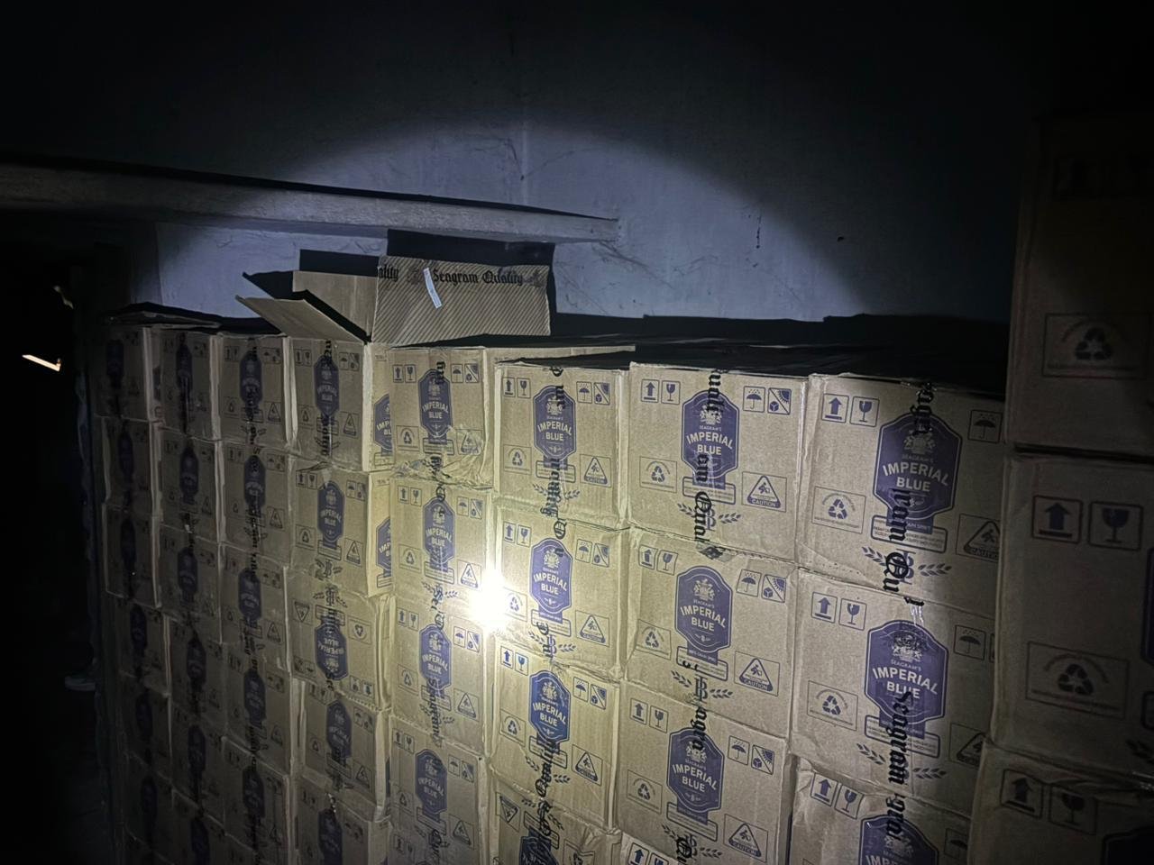 टाटीझरिया में नकली शराब का बड़ा जाल उजागर: उत्पाद विभाग की रात्री कार्रवाई में 200 पेटी डुप्लीकेट शराब जब्त