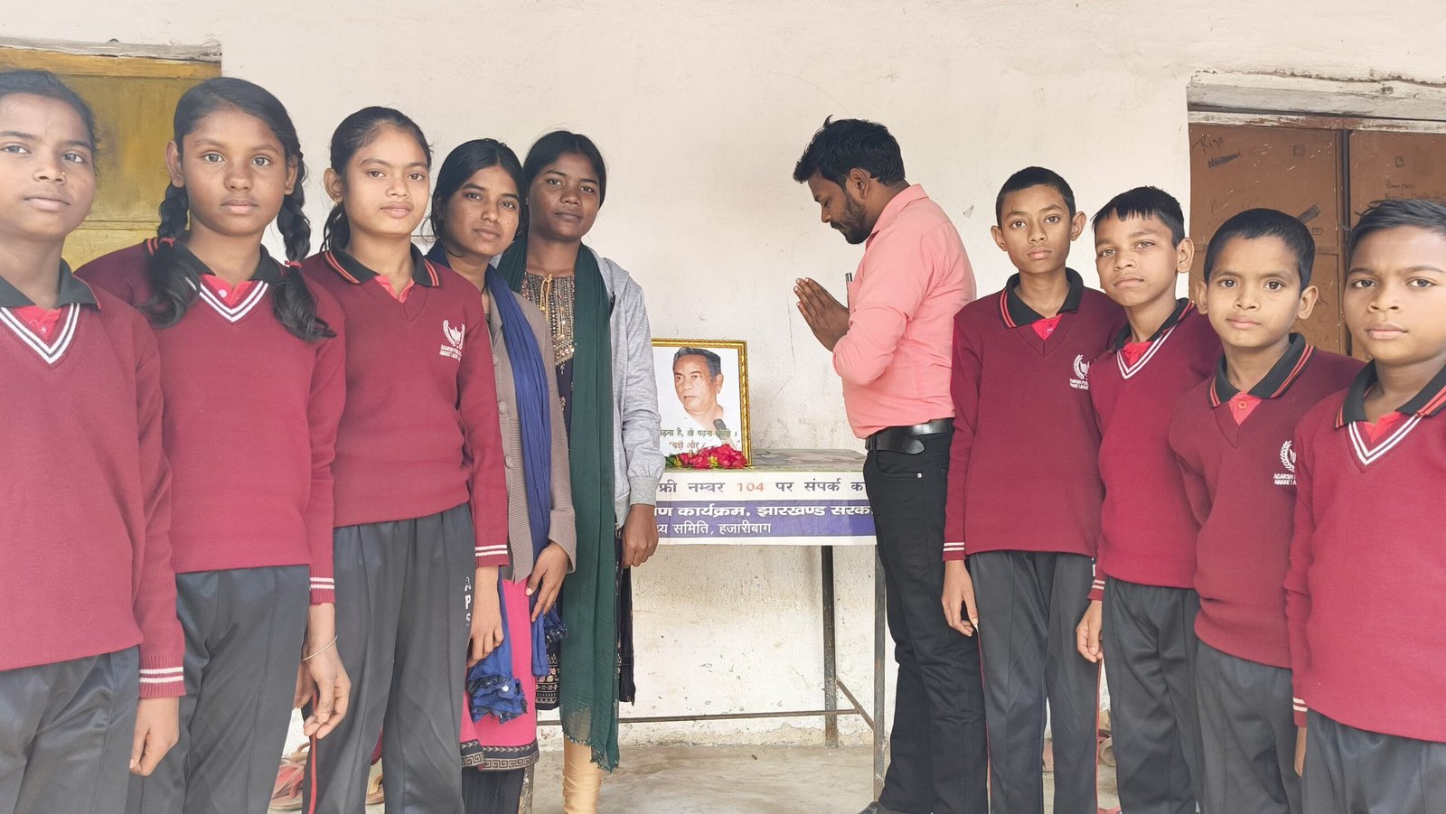 शिक्षा और संघर्ष के प्रतीक बिनोद बिहारी महतो को पुण्यतिथि पर आदर्श पब्लिक स्कूल परिवार ने किया नमन