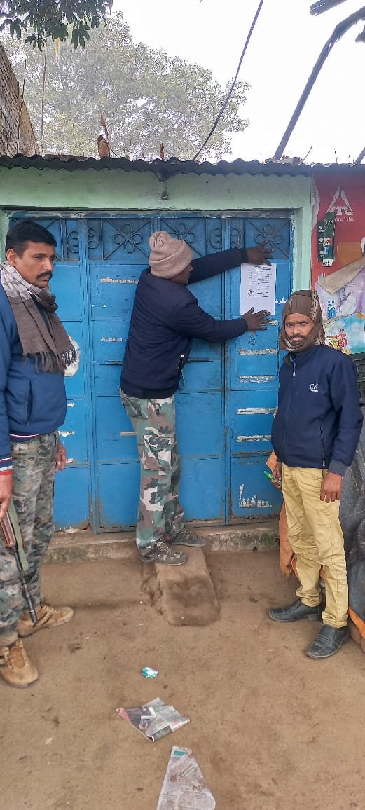 इंद्रजीत कुमार की सख्ती: फरार अभियुक्त के खिलाफ चिपकाया गया इश्तिहार