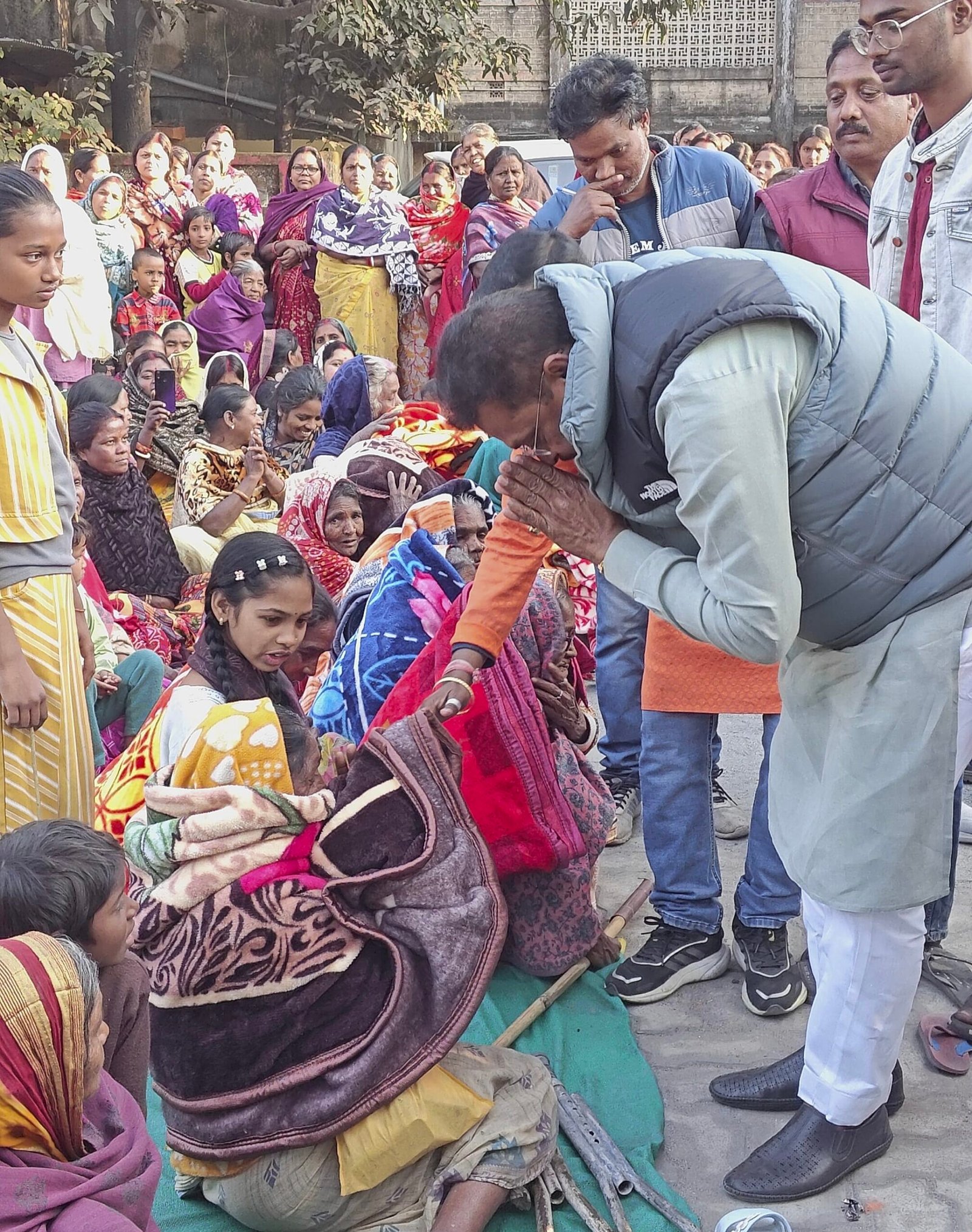 कड़ाके की ठंड से जरूरतमंदों को राहत दिलाने के लिए सांसद ने 1200 जरूरतमंदों को ओढ़ाया कंबल