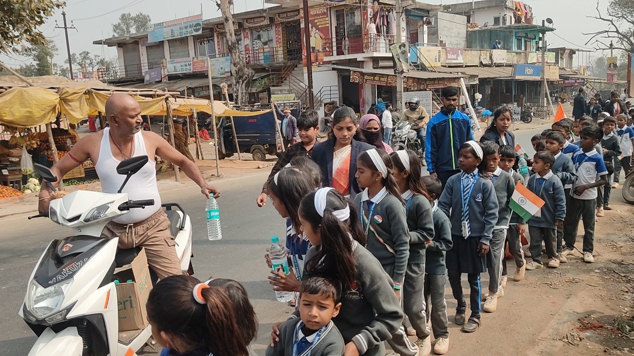 सेवा जब संस्कार बन जाए: निजी दुख के बावजूद मनोज ने गणतंत्र दिवस की रैली में निभाया इंसान होने का धर्म