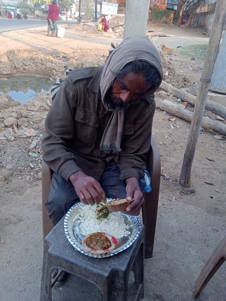 कुशीनगर से भटका विक्षिप्त… दारू में मिला जीवन का सहारा