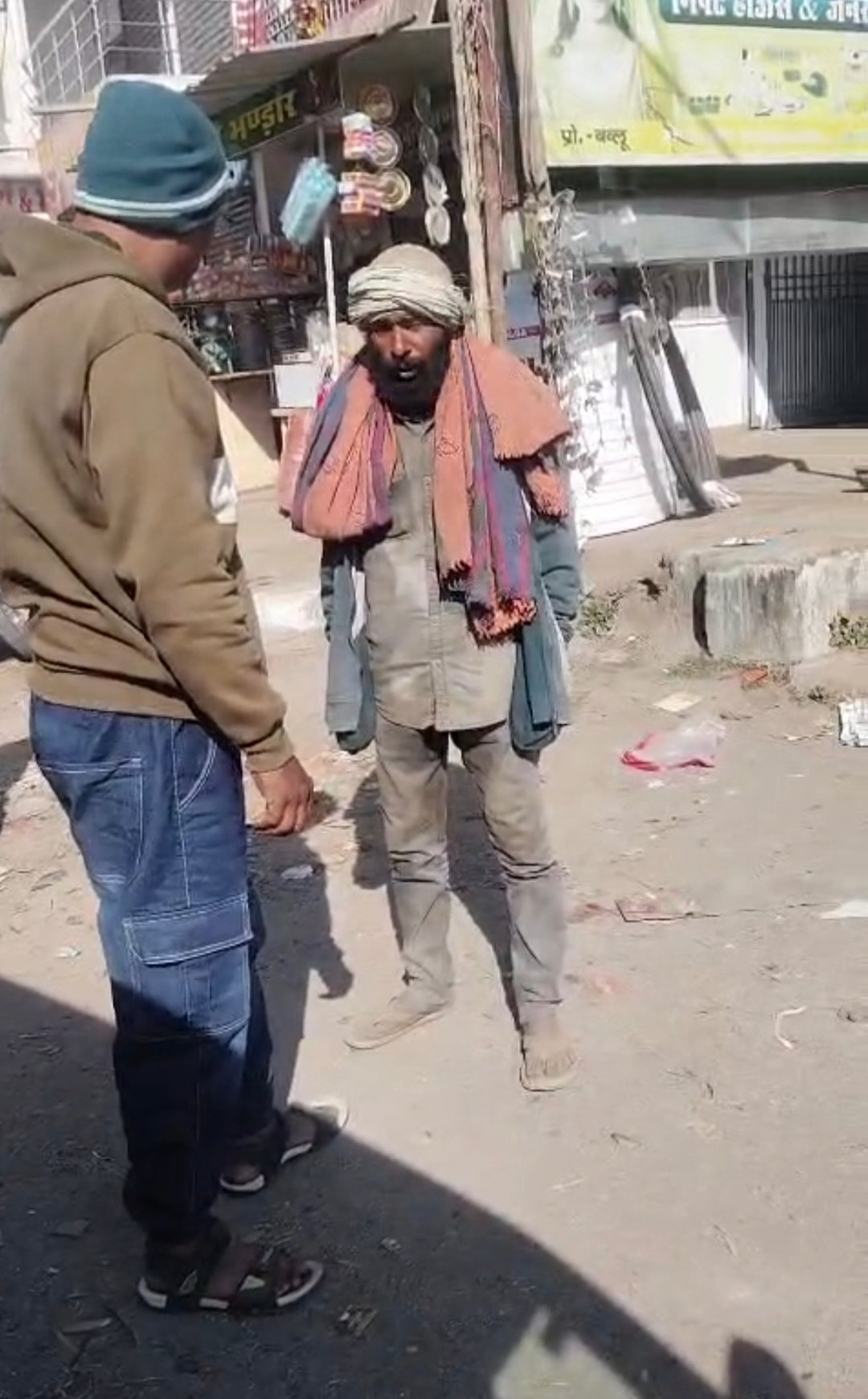 झूमरा की सन्नाटे भरी सड़क पर जागी मानवता: विक्षिप्त व्यक्ति को मिला नया सहारा