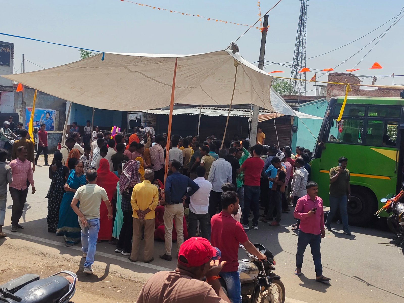 दारू चौक बना जनआक्रोश का केंद्र: न्याय की मांग में थमा पहिया, उठी एकजुटता की गूंज